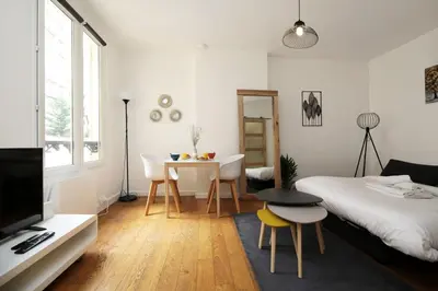Un ou plusieurs lits dans un hébergement de l'établissement Appartement avec bureau proche Montmartre - P2