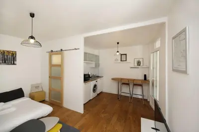 Cuisine ou kitchenette dans l'établissement Appartement avec bureau proche Montmartre - P2