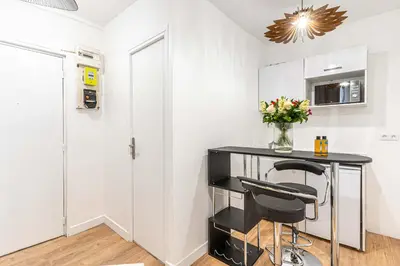 Cuisine ou kitchenette dans l'établissement Appartement 07 - Paris Faubourg Bail Mobilité