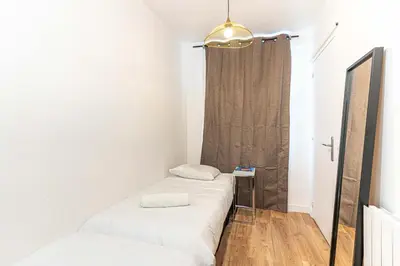 Un ou plusieurs lits dans un hébergement de l'établissement Appartement 07 - Paris Faubourg Bail Mobilité