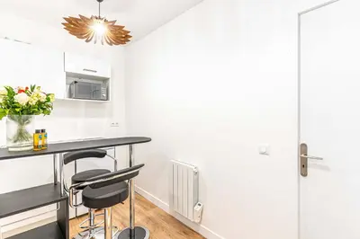 Cuisine ou kitchenette dans l'établissement Appartement 07 - Paris Faubourg Bail Mobilité
