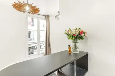 Cuisine ou kitchenette dans l'établissement Appartement 07 - Paris Faubourg Bail Mobilité