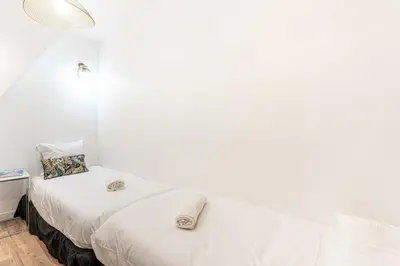 Un ou plusieurs lits dans un hébergement de l'établissement Appartement 07 - Paris Faubourg Bail Mobilité