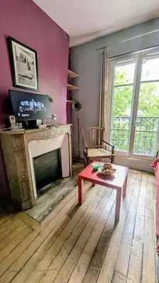 Télévision ou salle de divertissement dans l'établissement Classic Parisian 2 BR flat in Paris 10