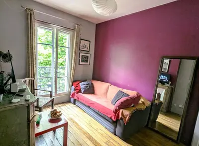 Télévision ou salle de divertissement dans l'établissement Classic Parisian 2 BR flat in Paris 10