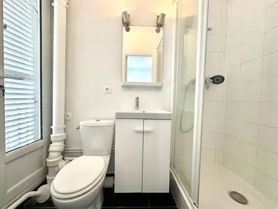 Salle de bains dans l'établissement New 702 Suite Piscine - Cosy Apartment Paris Center