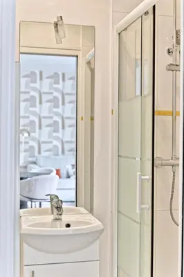 Salle de bains dans l'établissement Élégant appartement 2 chambres - Luxembourg