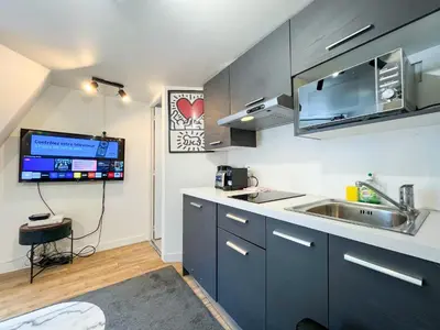 Cuisine ou kitchenette dans l'établissement Appartement 10 - Paris Faubourg Bail Mobilité