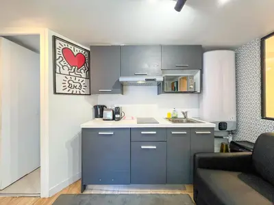 Cuisine ou kitchenette dans l'établissement Appartement 10 - Paris Faubourg Bail Mobilité