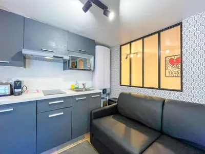 Cuisine ou kitchenette dans l'établissement Appartement 10 - Paris Faubourg Bail Mobilité