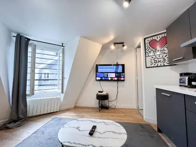 Cuisine ou kitchenette dans l'établissement Appartement 10 - Paris Faubourg Bail Mobilité