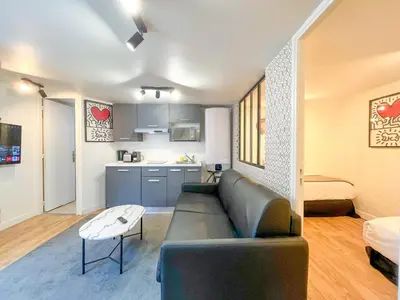 Cuisine ou kitchenette dans l'établissement Appartement 10 - Paris Faubourg Bail Mobilité