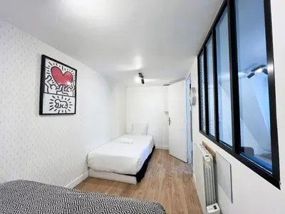 Un ou plusieurs lits dans un hébergement de l'établissement Appartement 10 - Paris Faubourg Bail Mobilité