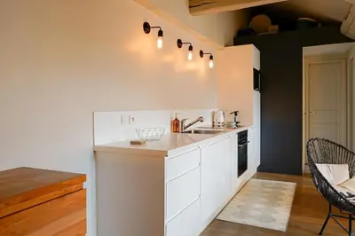 Cuisine ou kitchenette dans l'établissement Grand appartement cœur du Marais - dernier étage