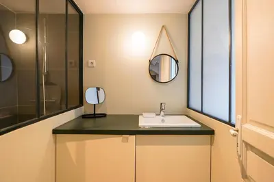 Salle de bains dans l'établissement Grand appartement cœur du Marais - dernier étage