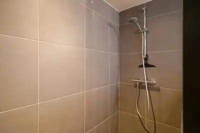 Salle de bains dans l'établissement Grand appartement cœur du Marais - dernier étage