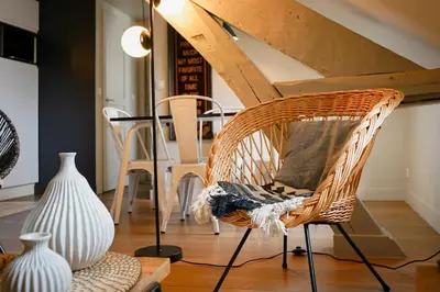Coin salon dans l'établissement Grand appartement cœur du Marais - dernier étage