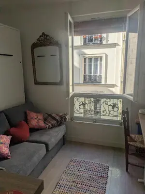 Coin salon dans l'établissement Cosy renovated little nest in historic MONTMARTRE