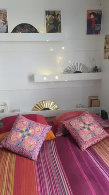 Un ou plusieurs lits dans un hébergement de l'établissement Cosy renovated little nest in historic MONTMARTRE