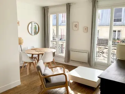 Coin salon dans l'établissement 2 rooms, close to Montmartre, light and quiet
