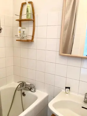Salle de bains dans l'établissement 2 rooms, close to Montmartre, light and quiet