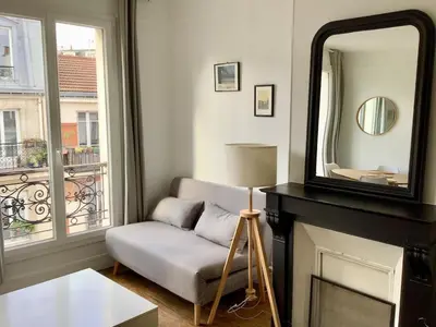 Plan de l'établissement 2 rooms, close to Montmartre, light and quiet