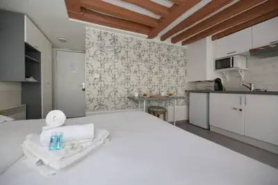 Cuisine ou kitchenette dans l'établissement Studio parisien 20m2 en face du musee Grevin - 2P