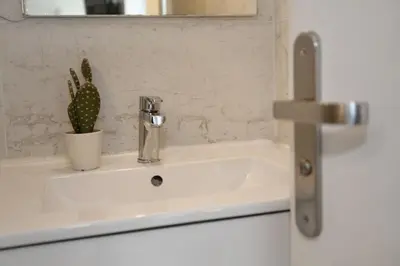 Salle de bains dans l'établissement Studio parisien 20m2 en face du musee Grevin - 2P