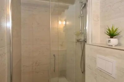Salle de bains dans l'établissement Studio parisien 20m2 en face du musee Grevin - 2P
