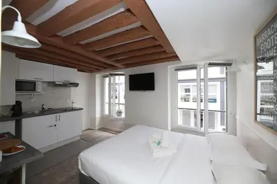 Un ou plusieurs lits dans un hébergement de l'établissement Studio parisien 20m2 en face du musee Grevin - 2P
