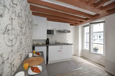 Cuisine ou kitchenette dans l'établissement Studio parisien 20m2 en face du musee Grevin - 2P