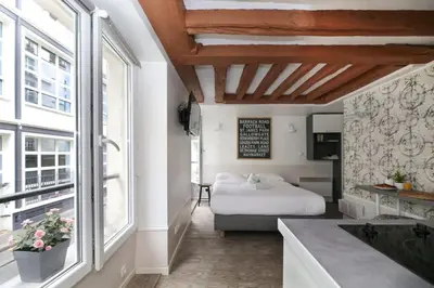 Un ou plusieurs lits dans un hébergement de l'établissement Studio parisien 20m2 en face du musee Grevin - 2P