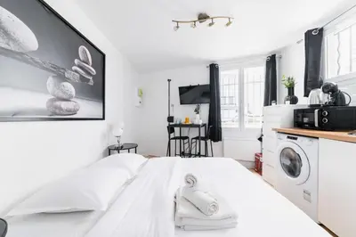 Un ou plusieurs lits dans un hébergement de l'établissement Studio cosy refait a neuf Maris paris 3 - 2P