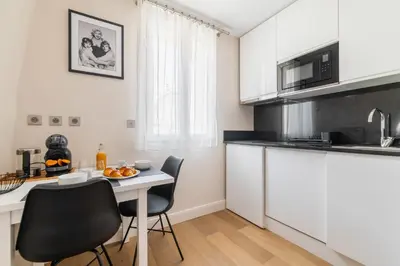 Cuisine ou kitchenette dans l'établissement Studio refait a neuf metro pereire paris 17 - 2P