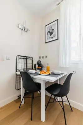 Boissons dans l'établissement Studio refait a neuf metro pereire paris 17 - 2P