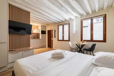 Un ou plusieurs lits dans un hébergement de l'établissement Studio refait a neuf ile saint louis Paris 4 - 2P