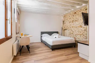 Un ou plusieurs lits dans un hébergement de l'établissement Studio refait a neuf ile saint louis Paris 4 - 2P