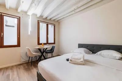 Un ou plusieurs lits dans un hébergement de l'établissement Studio refait a neuf ile saint louis Paris 4 - 2P