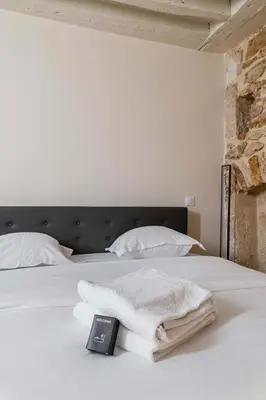 Un ou plusieurs lits dans un hébergement de l'établissement Studio refait a neuf ile saint louis Paris 4 - 2P