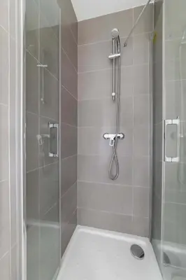 Salle de bains dans l'établissement 3 pieces 55m2 proche metro - Paris 15 - 4P