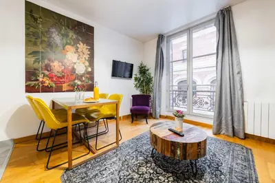 Télévision ou salle de divertissement dans l'établissement Appartement Spacieux Face aux Jardins des plantes