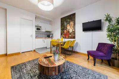 Cuisine ou kitchenette dans l'établissement Appartement Spacieux Face aux Jardins des plantes