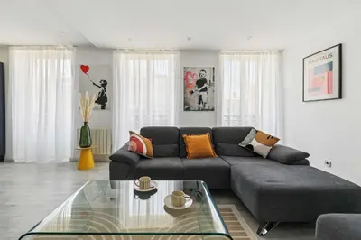 Coin salon dans l'établissement Charmant appt 1BR 2P Neuilly-sur-Seine