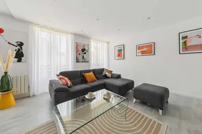 Coin salon dans l'établissement Charmant appt 1BR 2P Neuilly-sur-Seine