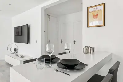 Télévision ou salle de divertissement dans l'établissement Charmant appt 1BR 2P Neuilly-sur-Seine