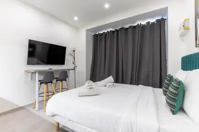 Un ou plusieurs lits dans un hébergement de l'établissement Studio de charme au coeur des Batignolles