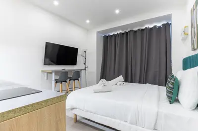 Télévision ou salle de divertissement dans l'établissement Studio de charme au coeur des Batignolles