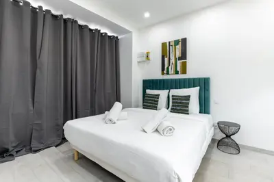 Un ou plusieurs lits dans un hébergement de l'établissement Studio de charme au coeur des Batignolles