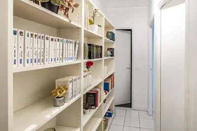 Bibliothèque dans l'appartement
