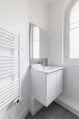 Salle de bains dans l'établissement 2 pieces refait neuf centre paris - paris 19 - 4P